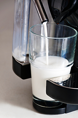 포토 JPG 해외이미지 직업 라이프스타일 커피 음료 유리 아침 주택 사람없음 컵 사무실 갈색 주방 검은색 어둠 힘 기계 거품 카페 우유 신선 뜨거움 붓기 아침식사 상쾌 언론 카푸치노 에스프레소 패드 단절 라떼 양조 자동 카페인 맛있는 해외포토 주간 식기 감정 컬러 비즈니스 모션 재질 유제품 건물 생활 상점 식사 파일형식 이미지허브