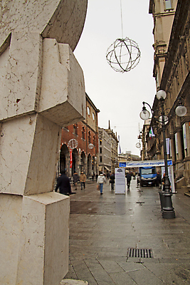 포토 JPG 해외이미지 도로 하늘 거리 사람 사람없음 쇼핑 이탈리아 산책 업무 도심 소프트포커스 천연기념물 밀라노 해외포토 유럽 길 교통시설 휴식 촬영기법 도시 작업 파일형식 이미지허브