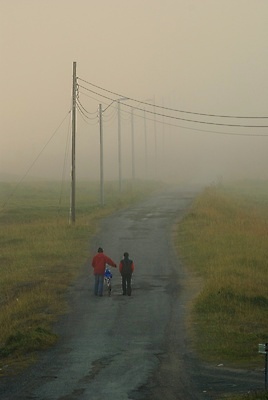 포토 JPG 해외이미지 커플 도로 노르웨이 사람없음 빨간색 자전거 안개 해외포토 유럽 길 컬러 관계 교통시설 날씨 바이크 파일형식 이미지허브