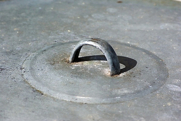 포토 JPG 해외이미지 거리 사람없음 바구니 금속 덮개 흰색 쓰레기 컨테이너 탱크 먼지 고립 철강 해외포토 산업 컬러 재질 뚜껑 파일형식 이미지허브