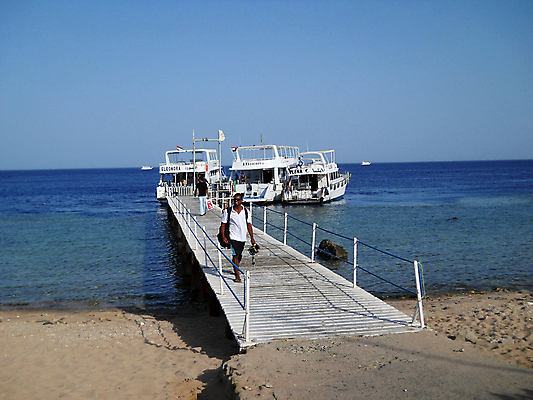 포토 JPG 해외이미지 바다 호텔 휴식 이집트 사람없음 빨간색 여름 파란색 보트 해외포토 계절 컬러 컨셉 배_교통 아프리카 숙소 파일형식 이미지허브