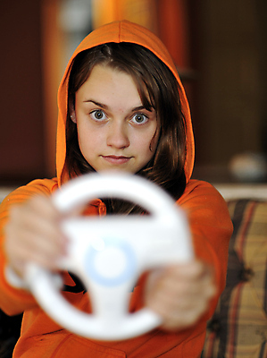 포토 JPG 해외이미지 성공 주택 한명 미소 10대 친구 소파 경쟁 우승 결심 집중 흥분 동영상 중독 대회 비디오게임 표현성 해외포토 1 감정 컨셉 의자 관계 청소년 표정 사람 건물 게임 최고 파일형식 이미지허브