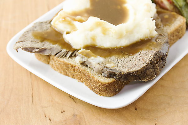 포토 JPG 해외이미지 접시 얼굴 음식 조각 감자 샌드위치 육류 사람없음 식사 소고기 흰색 오픈 굽기 묘사 슬라이스 해외포토 식기 컬러 채소 식재료 신체부위 구이 파일형식 이미지허브