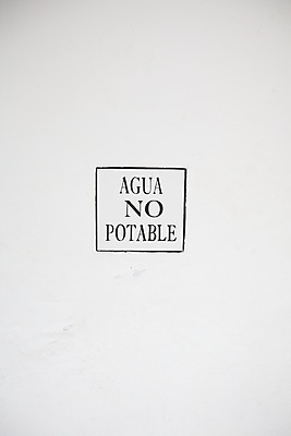 포토 JPG 해외이미지 벽 텍스트 경고 사람없음 물 흰색 스페인 타일 사인 신호 스페인어 조언 해외포토 자연요소 유럽 컬러 파일형식 이미지허브