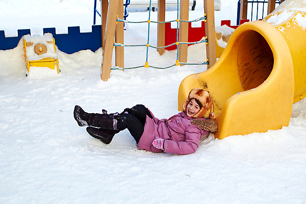 포토 JPG 해외이미지 백인 계절 공원 행복 어린이 크리스마스 겨울 장난 놀이 한명 미소 웃음 사람 야외 빨간색 파란색 노란색 맑음 육아 추위 흰색 아기 놀이터 튜브 쉬는시간 돌봄 폭설 해외포토 서양인 1 공공시설 기념일 감정 컬러 모션 날씨 휴식 눈_날씨 표정 자연재해 파일형식 이미지허브