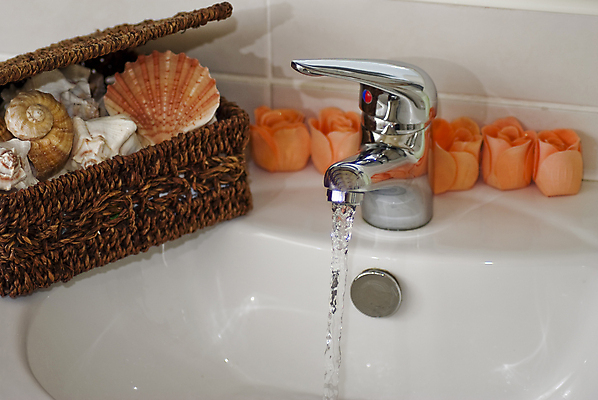 포토 JPG 해외이미지 전통 음료 사람없음 장식 물 빛 달리기 바구니 금속 젖음 흐름 추위 욕실 껍질 흰색 물방울 신선 뜨거움 개울 씻기 빨래 은색 순수 싱크대 화장실 대야 샤워실 스플래쉬 공급 해외포토 자연요소 컬러 컨셉 가사 모션 재질 강 청결 개수대 샤워시설 파일형식 이미지허브