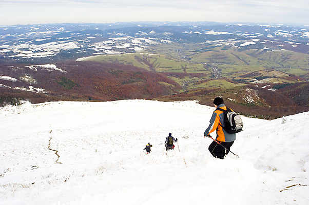 포토 JPG 해외이미지 주간 남자 겨울 산 상반신 성인 야외 옆모습 뒷모습 세명 등산 트래킹 하이킹 잡기 그룹 등산스틱 하이커 성인남자만 설산 해외포토 자연요소 계절 뷰포인트 여행 모션 레저 사람 등산용품 남자만 성인만 파일형식 이미지허브