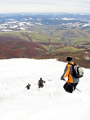 포토 JPG 해외이미지 주간 남자 겨울 산 경사 상반신 성인 야외 옆모습 뒷모습 세명 등산 트래킹 하이킹 장비 잡기 그룹 등산스틱 하이커 성인남자만 설산 해외포토 자연요소 계절 뷰포인트 여행 모션 레저 사람 등산용품 남자만 성인만 파일형식 이미지허브