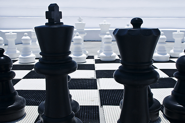 포토 JPG 해외이미지 공원 모션 놀이 바닥 사람없음 야외 장난감 검은색 피규어 도전 게임 흰색 그룹 체스 계획 큼 왕 오브젝트 싸움 패배 체스판 여왕 지능 해외포토 공공시설 컬러 컨셉 미니어처 크기 파일형식 이미지허브