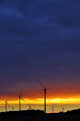 포토 JPG 해외이미지 행복 산업 지구 백그라운드 오렌지 자연 하늘 바람 사람없음 초록색 파란색 컬러풀 태양 농장 일출 환경 어둠 힘 침묵 일몰 새벽 재활용 풍차 발전기 에너지 보호 저녁 대만 세대 유지 내추럴 생태학 탄소 해외포토 자연요소 교육 감정 아시아 컬러 컨셉 농업 과일 날씨 노을 소리 발전소 야간 친환경 생태계 파일형식 이미지허브