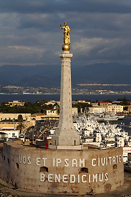 포토 JPG 해외이미지 유럽 기독교 종교 바다 조각 사람없음 가로 조각상 숫자 탑 항구 이탈리아 천주교 황금 성자 지중해 심볼 신성 마리아 천연기념물 신앙심 해외포토 문자 건축물 나라 교통시설 조형물 파일형식 이미지허브