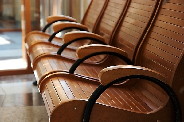 포토 JPG 해외이미지 벤치 의자 휴식 새로움 실내 앉기 사람없음 목재 빛 침묵 도시 역 줄서기 해외포토 나무 가구 컨셉 재료 교통시설 모션 내부 소리 파일형식 이미지허브