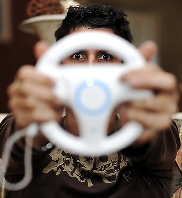 포토 JPG 해외이미지 성공 주택 한명 미소 소년 친구 소파 경쟁 우승 결심 집중 흥분 동영상 중독 대회 비디오게임 표현성 해외포토 1 남자 감정 어린이 컨셉 의자 관계 표정 사람 건물 게임 최고 파일형식 이미지허브