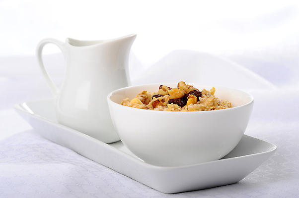 포토 JPG 해외이미지 음식 건강 요리 사람없음 식사 다정 뜨거움 사발 아침식사 낟알 호두 건포도 오트밀 맛있는 해외포토 컨셉 포도 견과류 사기그릇 건과일 파일형식 귀리 이미지허브