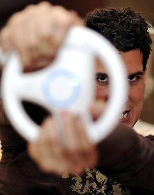 포토 JPG 해외이미지 성공 주택 한명 미소 소년 친구 소파 경쟁 우승 결심 집중 흥분 동영상 중독 대회 비디오게임 표현성 해외포토 1 남자 감정 어린이 컨셉 의자 관계 표정 사람 건물 게임 최고 파일형식 이미지허브