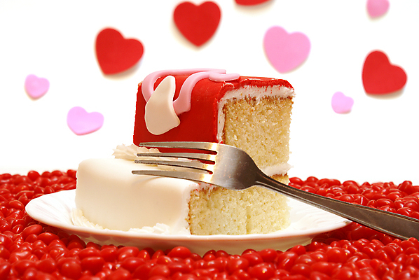 포토 JPG 해외이미지 모양 전통 접시 기념일 음식 분홍색 조각 백그라운드 포크 휴가 디저트 발렌타인데이 사탕 사랑 사람없음 장식 빨간색 케이크 얼음 빵집 낭만 흰색 하트 축하 대접 생일 달콤 맛 자르기 굽기 기회 충동구매 시나몬 페스츄리 핸드메이드 프로스팅 맛있는 해외포토 자연요소 식기 감정 빵 컬러 컨셉 모션 데이이벤트 이벤트 쇼핑 상점 구이 제빵 과소비 파일형식 이미지허브