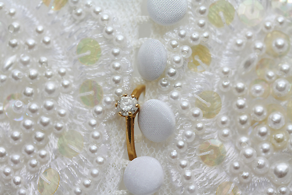 포토 JPG 해외이미지 드레스 여자 결혼 컨셉 버튼 결혼식 사랑 사람없음 흰색 반지 가운 황금 우아함 실크 묘사 다이아몬드 약혼 해외포토 레이스천 옷 감정 컬러 장신구 사람 이벤트 직물 보석 약속 파일형식 이미지허브