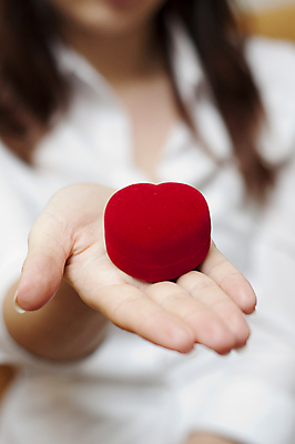 포토 JPG 해외이미지 모양 1 손 계절 여자 기념일 남자 리본 종이 백그라운드 크리스마스 포장 휴가 새로움 발렌타인데이 관리 선물 사람 이벤트 사람없음 장식 빨간색 빛 쇼핑 상자 놀람 흰색 하트 축하 인사 잡기 생일 작음 연도 오브젝트 활 싱글 주기 기회 패키지 약혼 보여주기 고립 제안 해외포토 감정 컬러 결혼 컨셉 모션 데이이벤트 표정 신체부위 예절 크기 약속 파일형식 이미지허브