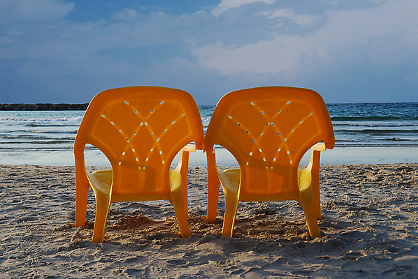 포토 JPG 해외이미지 커플 계절 모래 파도 바다 2 의자 하늘 휴가 휴식 그림자 서기 해변 사람없음 물 파란색 노란색 평화 항구 침묵 황혼 새벽 낭만 쌍 서핑 저녁 플라스틱 모래언덕 휴양지 방파제 수평선 정확 해외포토 자연요소 공공시설 컬러 가구 컨셉 관계 교통시설 모션 재질 소리 일몰 장소 수상스포츠 야간 언덕 파일형식 이미지허브