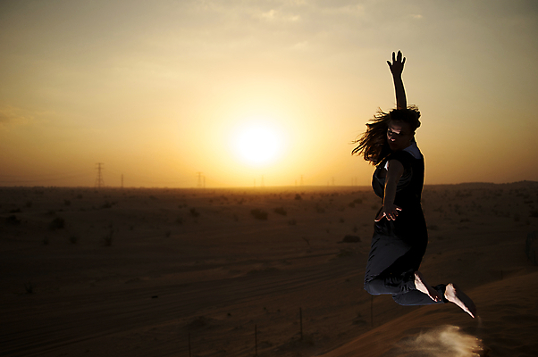 포토 JPG 해외이미지 백인 드레스 여자 모래 여행 자연 놀이 하늘 날씨 건조 따뜻함 관리 한명 사람 풍경 야외 여름 파란색 모래사장 유행 걷기 맑음 사막 자유 흰색 뜨거움 구매 이슬람교 모래언덕 언덕 사하라 내추럴 아랍에미리트 두바이 아랍어 해외포토 서양인 1 옷 계절 종교 바다 컬러 컨셉 중동 모션 아프리카 쇼핑 생태계 파일형식 이미지허브