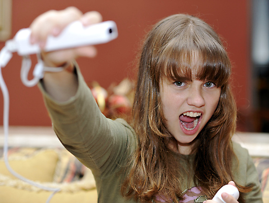 포토 JPG 해외이미지 성공 주택 한명 미소 10대 친구 소파 경쟁 우승 결심 집중 흥분 동영상 중독 대회 비디오게임 표현성 해외포토 1 감정 컨셉 의자 관계 청소년 표정 사람 건물 게임 최고 파일형식 이미지허브