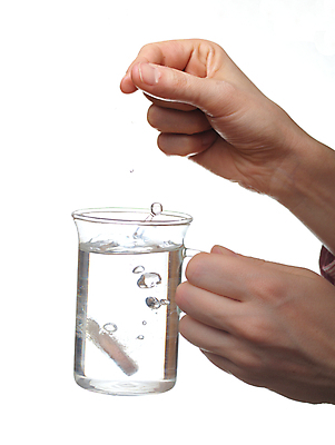 포토 JPG 해외이미지 음료 유리 관리 사람없음 치료 컵 물 알약 약 거품 조제 해외포토 자연요소 식기 의학 재질 만들기 파일형식 이미지허브