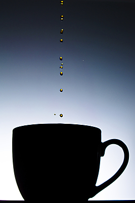 포토 JPG 해외이미지 실루엣 실내 사람없음 검은색 어둠 물방울 떨어짐 찻잔 해외포토 컬러 컨셉 잔 촬영기법 내부 파일형식 이미지허브