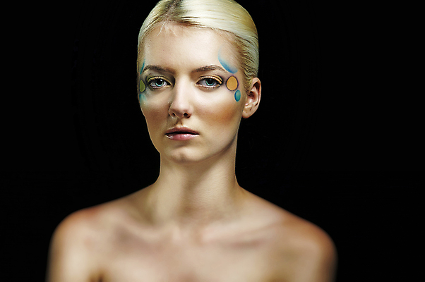 포토 JPG 해외이미지 모양 여자 얼굴 실내 한명 사람 빛 금발 뷰티 머리 유행 해외포토 1 헤어스타일 내부 신체부위 파일형식 이미지허브