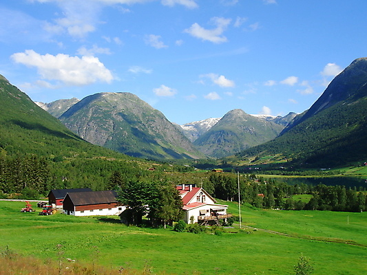 포토 JPG 해외이미지 나무 자연 하늘 산 경사 사람없음 목재 초록색 파란색 빛 햇빛 환경 계곡 맑음 침묵 등산 하이킹 소나무 오픈 숲 언덕 전나무 산악지대 생태학 시베리아 절정 눈내림 정확 해외포토 식물 교육 컬러 컨셉 재료 레저 날씨 눈_날씨 태양 소리 트래킹 생태계 파일형식 이미지허브