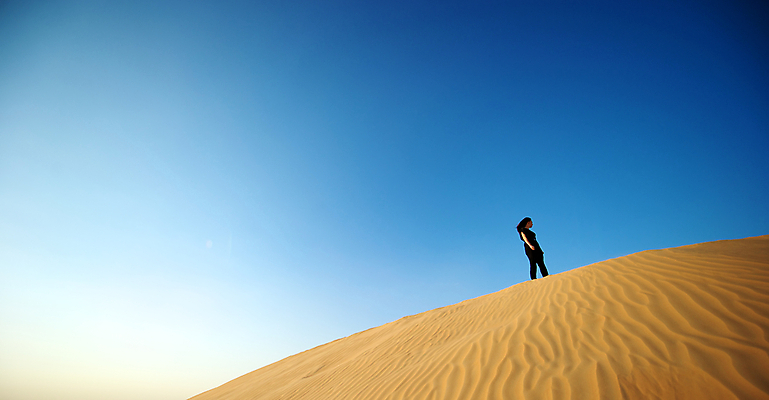 포토 JPG 해외이미지 백인 드레스 여자 모래 여행 자연 하늘 날씨 건조 따뜻함 관리 한명 사람 풍경 야외 여름 파란색 모래사장 태양 유행 걷기 맑음 사막 자유 흰색 뜨거움 구매 모래언덕 언덕 사하라 내추럴 아랍에미리트 두바이 아랍어 해외포토 자연요소 서양인 1 옷 계절 바다 컬러 컨셉 중동 모션 아프리카 쇼핑 생태계 파일형식 이미지허브