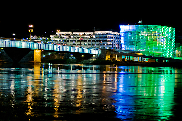 포토 JPG 해외이미지 유럽 여행 파노라마 풍경 사람없음 야외 건물 가로 초록색 물 파란색 빛 강 도시풍경 컬러풀 반사 어둠 도시 오스트리아 야간 네온 문학 스카이라인 다뉴브강 해외포토 자연요소 건축물 나라 컬러 촬영기법 파일형식 이미지허브