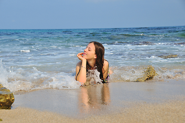 포토 JPG 해외이미지 여자 호수 얼굴 모래 파도 바다 여행 신체 자연 하늘 휴가 휴식 한명 사람 성인 해변 물 파란색 침묵 젖음 선탠 해외포토 자연요소 1 컬러 컨셉 신체부위 소리 생태계 파일형식 이미지허브