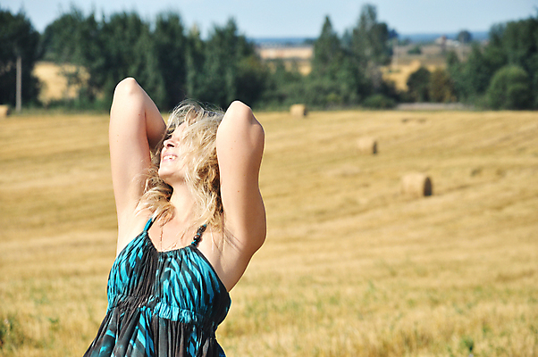 포토 JPG 해외이미지 1 응시 드레스 계절 여자 행복 무기 밭 자연 하늘 휴식 한명 미소 사람 초원 성인 야외 여름 파란색 빛 햇빛 태양 뷰티 맑음 기쁨 신선 싱글 장면 해외포토 자연요소 시선 옷 감정 컬러 컨셉 농업 날씨 표정 생태계 파일형식 이미지허브