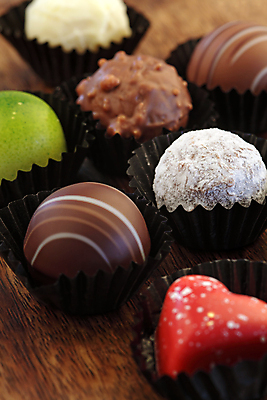 포토 JPG 해외이미지 음식 디저트 발렌타인데이 사탕 그림자 선물 사람없음 과자 초콜릿 어둠 여러개 기쁨 하트 대접 달콤 맛 정크푸드 설탕 포장지 모음 충동구매 해로움 프랄린 맛있는 해외포토 모양 감정 다수 컨셉 포장 데이이벤트 쇼핑 과소비 파일형식 이미지허브