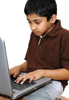 포토 JPG 해외이미지 라이프스타일 교육 행복 얼굴 어린이 컨셉 인터넷 가족 놀이 바닥 한명 미소 사람 앉기 동양인 소년 노트북 학습 스터디 컴퓨터 공책 유치원 기쁨 정보 게임 흰색 업무 작음 인도인 무선전화기 집중 호기심 고립 이민 해외포토 외국인 1 남자 감정 컬러 이동 관계 모션 문구용품 표정 인종 생활 신체부위 전자제품 작업 크기 전화기 파일형식 이미지허브