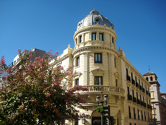 포토 JPG 해외이미지 꽃 여행 하늘 호텔 날씨 풍경 사람없음 건물 여름 파란색 태양 산책 흰색 손전등 도시 스페인 봉 그라나다 안달루시아 해외포토 자연요소 식물 건축물 계절 유럽 컬러 숙소 휴식 조명 파일형식 이미지허브