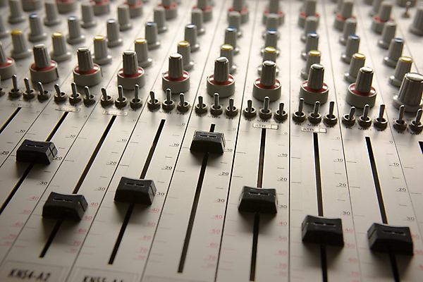 포토 JPG 해외이미지 직업 음악 통신 손잡이 사람없음 소리 장비 과학기술 비행 오픈 혼합 믹서 라디오 신호 전자 오디오 방송 스위치 기어 스테레오 공학 조절 전송 섞기 제어 채널 해외포토 교육 문화예술 기술 전자제품 파일형식 이미지허브