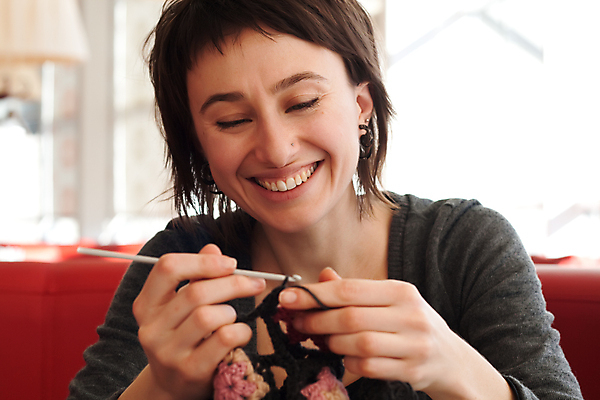 포토 JPG 해외이미지 분홍색 갈색머리 한명 미소 목도리 뜨개질 해외포토 1 헤어스타일 잡화 컬러 표정 사람 취미 파일형식 이미지허브