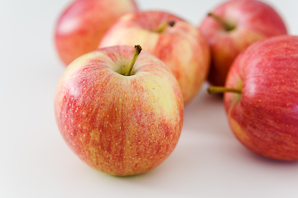 포토 JPG 해외이미지 과일 실내 사람없음 아웃포커스 여러개 사과 흰배경 해외포토 다수 백그라운드 촬영기법 내부 흰색 파일형식 이미지허브