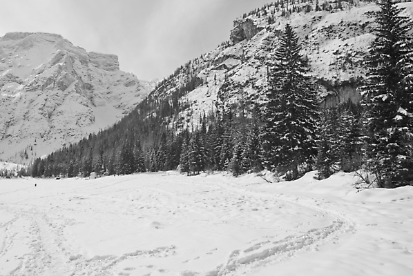 포토 JPG 해외이미지 나무 구름 계절 유럽 호수 선 스포츠 여행 겨울 자연 하늘 날씨 휴가 스키 산 주택 파노라마 그림자 사람 풍경 사람없음 야외 목재 파란색 빛 산타클로스 얼음 이탈리아 추위 바위 흰색 스노우보드 정상 숲 언덕 알프스 장면 스카이라인 전국 절정 해외포토 자연요소 식물 나라 컬러 크리스마스 재료 겨울스포츠 촬영기법 건물 돌_바위 보드_스포츠 생태계 파일형식 이미지허브