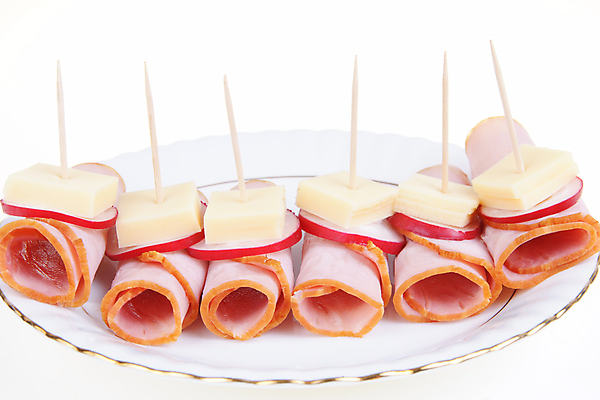 포토 JPG 해외이미지 접시 음식 조각 치즈 육류 돼지고기 사람없음 햄 롤 이쑤시개 총각무 해외포토 식기 식재료 유제품 무 파일형식 이미지허브