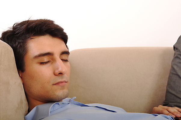 포토 JPG 해외이미지 백인 1 라이프스타일 옷 남자 가구 백그라운드 셔츠 휴식 주택 실내 피곤 한명 사람 20대 성인 소파 방 흰색 잠 담요 싱글 낮잠 리빙 거짓말 고립 단절 혼자 안락 해외포토 서양인 컬러 생활용품 컨셉 상의 의자 청년 내부 건물 생활 파일형식 이미지허브