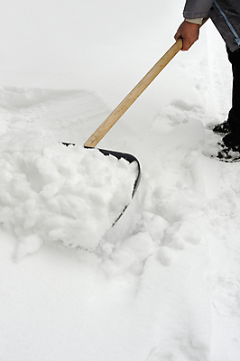 포토 JPG 해외이미지 1 손 남자 겨울 피곤 손잡이 사람 성인 사람없음 장비 공구 작업 오솔길 청소 노력 팔 무거움 깊이 눈치우기 양발 제설 제설기 조작 해외포토 계절 길 컨셉 신체부위 도구 무게 치우기 파일형식 이미지허브