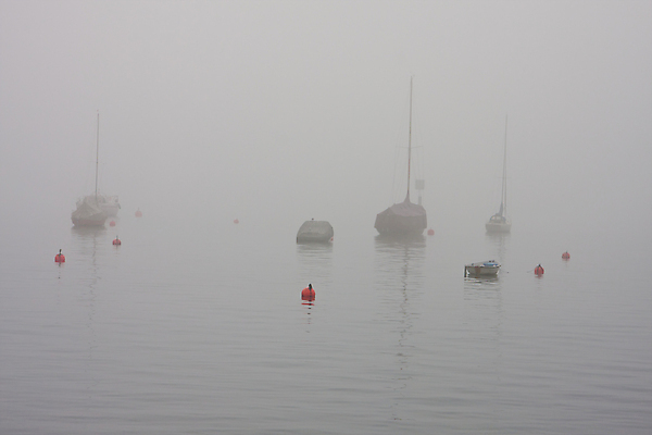 포토 JPG 해외이미지 호수 겨울 요트 자연 풍경 사람없음 야외 가로 빨간색 물 강 침묵 고요 회색 안개 가을 보트 신비 범선 부표 해외포토 자연요소 계절 컬러 컨셉 배_교통 날씨 소리 생태계 파일형식 이미지허브