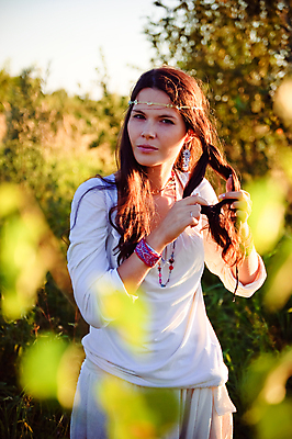 포토 JPG 해외이미지 여자 꽃 휴식 갈색머리 사랑 한명 야외 빛 태양 노란색 평화 귀여움 맑음 힘 흰색 머리띠 달콤 60대 큼 만족 잠금 70대 엮은 히피 장식술 해외포토 자연요소 식물 1 헤어스타일 노년 감정 컬러 컨셉 장신구 날씨 사람 장식 맛 크기 보안 파일형식 이미지허브