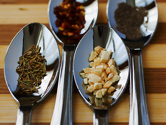 포토 JPG 해외이미지 음식 오렌지 재료 고추 휴가 건조 마늘 요리 사람없음 목재 가로 빨간색 컬러풀 갈색 노란색 세일 숟가락 흰색 신선 뜨거움 시장 맛 가루 먹기 허브 순수 향신료 매움 아로마 소금 후추 백리향 섞기 이국적 해외포토 나무 식물 컬러 컨셉 채소 과일 모션 수저 향미료 파일형식 이미지허브