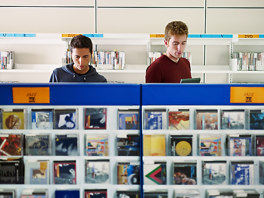 포토 JPG 해외이미지 백인 라이프스타일 남자 유럽 음악 2 생각 선반 갈색머리 실내 사람 20대 성인 두명 쇼핑 독서 상점 CD 잡기 디스크 선택 구매 고객 집중 오브젝트 오디오 소매 멀티미디어 빨간머리 재즈 DVD 뮤지컬 해외포토 서양인 헤어스타일 나라 가구 컨셉 모션 문화예술 청년 내부 생활 전자제품 질병 파일형식 이미지허브