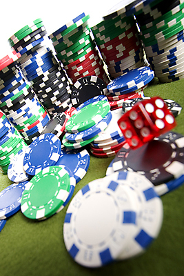 포토 JPG 해외이미지 스튜디오촬영 돈 놀이 성공 레저 실내 취미 사람없음 빨간색 초록색 동전 우승 행운 재산 도박 계획 위험 카지노 주사위 기회 에이스 적자 정물화 해외포토 컬러 컨셉 내부 금융 최고 그림 파일형식 이미지허브