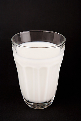 포토 JPG 해외이미지 1 음료 유리 검은배경 건강 사람없음 우유 마시기 흰색 가득함 오브젝트 싱글 내추럴 고립 해외포토 컬러 백그라운드 모션 재질 유제품 검은색 파일형식 이미지허브