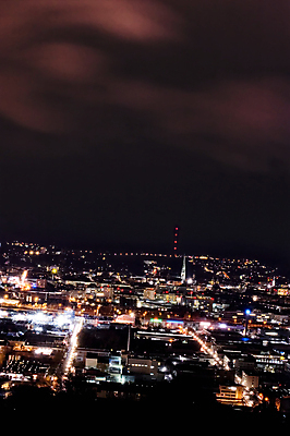 포토 JPG 해외이미지 구름 유럽 여행 풍경 사람없음 야외 건물 세로 도시풍경 어둠 도시 오스트리아 야간 네온 문학 스카이라인 해외포토 자연요소 건축물 나라 파일형식 이미지허브